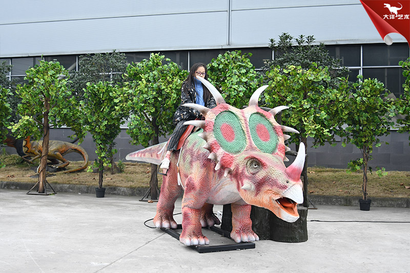 恐龍坐騎，游樂場乘騎恐龍 